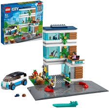 Doch während die grundsteine gleich geblieben sind, haben sich die figuren und die sets im laufe der zeit ganz schön verändert. Lego 60291 City Modernes Familienhaus Puppenhaus Bauset Mit Strassenplatten Amazon De Spielzeug