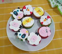 Si eres del tipo de papá o mamá que disfruta de las manualidades, entonces puedes valerte de papel, cartón o guirnaldas para elaborar el cartel de cumpleaños de tu hijo o hija. Cumpleanos La Granja 18 Centros De Mesa Decoracion Cupcakes Para Fiestas Ninos Home Garden Edemia Greeting Cards Party Supply