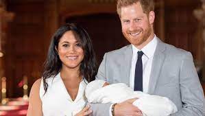 Les paris sont plus que jamais ouverts pour trouver le nom que portera le dernier né de la famille royale. Meghan Markle Et Le Prince Harry Presentent Leur Royal Baby Prenomme Archie Harrison Ladepeche Fr