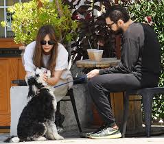 Wandavision star elizabeth olsen has revealed she has married robbie arnett and fans of the star are gobsmacked. Elizabeth Olsen And Her Boyfriend Robbie Arnett Out In Los Angeles 2019 05 12 Celebskart