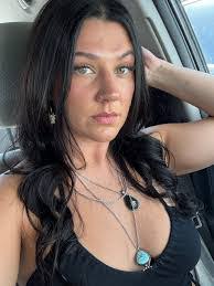 Amanda Syme's Instagram, Twitter & Facebook