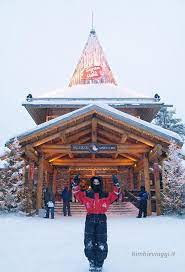 Le luci che illuminano bianche gli abeti innevati, un sottofondo di jingle bells e silent nights. Incontrare Babbo Natale In Lapponia Il Santa Claus Village Di Rovaniemi