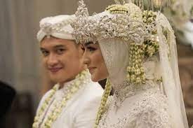 Tepat hari ini, minggu (1/12/2019), mereka resmi menjadi sepasang suami istri. Potret Romantis Citra Kirana Dan Rezky