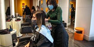 Depuis lundi 26 octobre, les français s'empressent de réserver leur prestation de coiffure à domicile. Hsg1ueqcqaqhsm