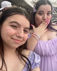 Vidcon = Roblox YouTubers actually going outside… 🌴