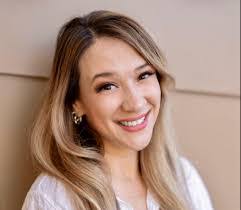 Jen Andrews's Instagram, Twitter & Facebook