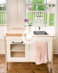Cuisine Fonctionnelle Montessori Pour Les Enfants Comment Construire Une Cuisine Pour Tout P Lavabo Enfant Amenagement Chambre Bebe Decoration Chambre Enfant