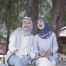 Model baju couple saat ini sudah beragam. 4 Tipe Teman Yang Harus Kamu Jauhi Umroh Com