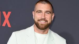 Travis Kelce dit que le plus "dur" quand il a animé "SNL", c'était la  lecture de la table parce qu'il "ne sait pas vraiment bien lire" : "C'est  un peu la m–de,