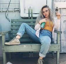 Before the green roots and the fuzzy tracksuits, billie eilish was kind of just a normal teenager. Pinterest Whateveravocado Billie Billie Eilish Mom Jeans