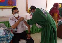 Tidak boleh berbicara dengan pelanggan dan tidak boleh melihat ke arah pelanggan. Olg8dtoh5itiem