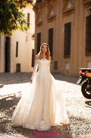 Una raccolta completa e aggiornata con i vestiti più belli e di tendenza visti in passerella e proposti da marchi italiani e internazionali. Abiti Da Sposa 2021 Tendenze Con Scollo A Barca E Gonna Da Principessasposatelier