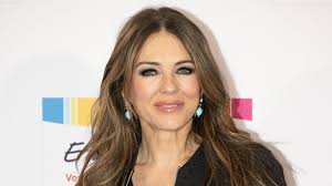 Elizabeth Hurley (59 ans) ose le mini bikini et exhibe sa silhouette  gainée, elle fait monter la température