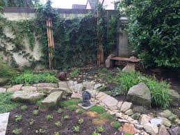 Der englische garten spielt mit natürlichen formen. Gartenbau Landschaftsbau Gala Oko Konzept