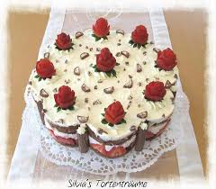 Silvia S Tortentraume Yogurette Erdbeer Torte Erdbeeren Deko Erdbeer Rosen Rose Anleitung Tutorial Kuchen C Kuchen Und Torten Torten Rezepte Kochen Und Backen