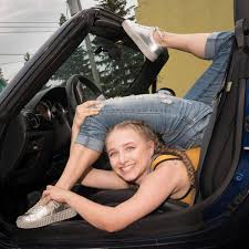 This subreddit is best viewed using the official reddit app or the new reddit redesign. Woman So Flexible She Makes Pals Feel Sick Perfects Dangerous Pose That Could Kill Her Mirror Online