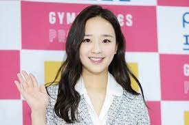 Song ji hyo dipermalukan secara tidak langsung karena kehadiran pesenam indah olimpiade, son yeon jae. Son Yeon Jae S Agency To Take Legal Action Against Rumors And Malicious Comments Soompi