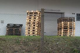 Unsere selbst gebaute gartenbank aus europaletten steht und kann genutzt werden. Paletten Woher Nehmen Und Nicht Stehlen Palettenbett Und Palettenmobel Palettenbett Und Palettenmobel