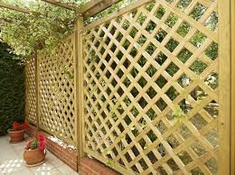 treillis vardari chapeau de gendarme treillis panneaux clotures bois amenagement jardin decor outdoor structures outdoor garden