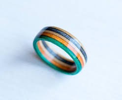 Recycled Skateboard Ring Skateboards Are Made From Layers Of Colored Canadian Maple Wood Known For Its Great Hardness And Nice Holzring Anleitungen Basteln