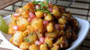 Aloo Chana Chaat Is A Tasty Snack Made With Boiled Chickpeas And Potatoes Http Www Vahrehvah Com Aloo Cha Chana Chaat Recipe Chaat Recipe Indian Food Recipes