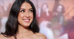 Während massimo im hintergrund fleißig trainiert, tanzt rebecca im moonwalk und mit riesiger babykugel lachend durchs bild. Taff Moderatorin Rebecca Mir Susses Tanzchen Mit Massimo Und Ihrem Kugelrunden Babybauch Bunte De