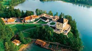 Sein vermögen wird auf 17 milliarden euro geschätzt, alleine 2018 verkaufte red bull 6. F Fuschlsee Sz Magazin