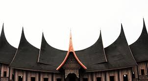 Rumah adat tersebut didesain dengan gaya arsitek yang hanya dapat dilakukan oleh orang yang sudah ahli. Rumah Gadang Rumah Adat Minangkabau Dan Penjelasannya