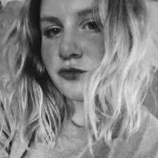 Renee Farris's Instagram, Twitter & Facebook