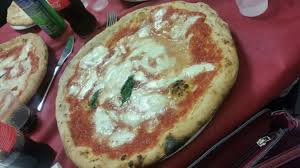 Kamaszkorom óta a vendéglátásban tevékenykedem, tapasztalatom sokszínű, a kempingektől egészen a luxuséttermekig több helyen. Di Matteo Pizzeria In Naples Italy Delicious Delicious Food Breakfast