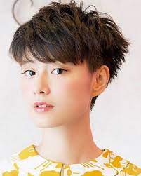 Les coupe pour cheveux court est l'une des principales tendances des coupes de cheveux des femmes pendant plusieurs saisons consécutives. Coupe De Cheveux Femme Court