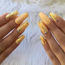 The nails are short and are painted in a bright neon yellow shade. 21 Choosing Short Square Acrylic Nails Summer Yellow Zaradesignhomedecor Com Gold Nails Yellow Nails Gold Acrylic Nails