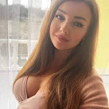 Julia Hudson's Instagram, Twitter & Facebook