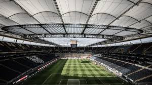 Moderne fünfkämpfer treten in diesen fünf disziplinen an: Supercup 2018 Olympiasieger Lena Schoneborn Und Vinzenz Geiger Sowie Paralympics Sieger Johannes Floors Prasentieren Trophaen Dfl Deutsche Fussball Liga Gmbh Dfl De