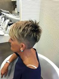 Capelli sparati e gonfi tra le pettinature anni 80. Cut Corti 2019 2020