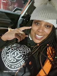 Good evening y'all!! Rhoda.🐝! Man and I'm glad my work day is over!! How  y'all doing