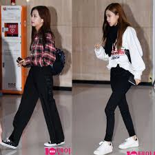 Hyeri uploaded images of rosé visiting her on set of. Blackpink Spotted Arriving At Gimpo Airport On March 12 2018