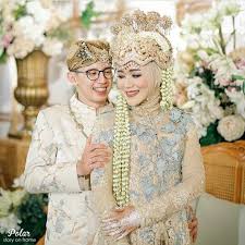 Jika kamu mengikuti kisah cintanya, pasti kamu pernah melihat bagaimana cantiknya citra kirana dalam balutan gaun tradisional khas sunda dengan hijab yang tetap terlihat modern. Pengantin Adat Sunda Hijab Syari 25 Model Baju Pengantin Syari Sederhana Dan Terbaru 2019