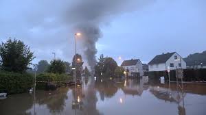 Meanings of brennendes haus with other terms in english german dictionary : Unwetter In Leichlingen Feuerwehr Loscht Brennendes Haus Mit Heli
