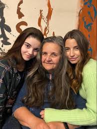 Julia wieniawa zagrała w filmie jana komasy. Julia Wieniawa Pokazala Zdjecie Z Babcia I Siostra Fani Sa Zachwyceni