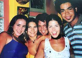 Maybe you would like to learn more about one of these? Samara Felippo Abre Capsula Do Tempo Com Foto De Elenco De Malhacao Nos Anos 2000 Nostalgia Vogue Gente