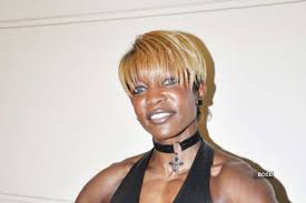 Muscle Woman' Yvette Shaw lifts Veena Malik during the talent hunt  competition for the movie 'The City That Never Sleeps', held in Mumbai