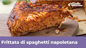 In effetti, se restavano spaghetti o semplicemente i maccheroni, venivano aggiunte uova e formaggio, e poi, si friggeva tutto insieme in padella. Frittata Di Spaghetti Napoletana Ricetta Originale Youtube
