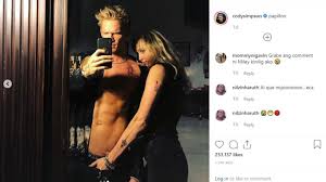 Cody simpson & ryan beatty: Miley Cyrus Und Cody Simpson Lassen Sich Partner Tattoos Stechen Stern De