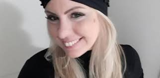 Ela descobriu câncer de ovário após inchaço na barriga e calça não fechar