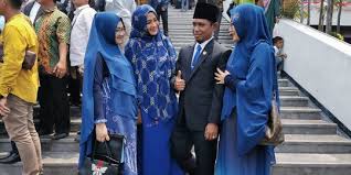 Anak dari asifa dan hutama; Ini Profil Lora Fadil Anggota Dpr Yang Punya 3 Istri Alasannya Poligami Merdeka Com