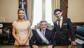 La actual primera dama, fabiola yáñez, también mostró una foto en la que se ven juntos y felices, junto al hijo del presidente, en las últimas fiestas de fin de año. X4kzury5ilztnm