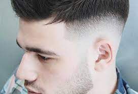 Bagian atas rambut yang tipis membantu shampoo jadi lebih irit dan tak cepat habis, hehe. 7 Gaya Rambut Pria Pendek Samping Yang Pernah Populer Di Zamannya