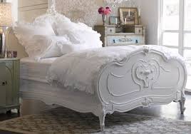 White Victorian Carved Bed مجلة توب ماكس تكنولوجي صور غرف للعرسان و عالم من الرومانسية غرف نوم