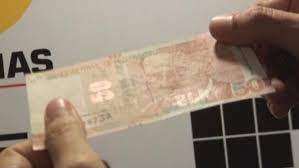 El objetivo es sustituir gradualmente la edición de los billetes creados el 1 de enero de 2002 (cuando nació el euro) y hacer que sean el mucho más difíciles de falsificar. Tocar Mirar Y Girar Los Tres Pasos Para Detectar Billetes Falsos Rpp Noticias